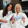 Dos mujeres con el gel blanqueador dental PAP+ de Diamond Smile